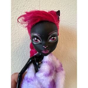 Monster High Doll Catty Noir Ghoulebrities in Londoom 2011